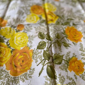 Vintage stof 45 x 56 met goudgeel en oranje bloemmotief/circa 1950-60s/Mid Century stof/vintage naaien afbeelding 1