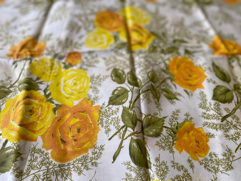 Vintage stof 45 x 56 met goudgeel en oranje bloemmotief/circa 1950-60s/Mid Century stof/vintage naaien afbeelding 1