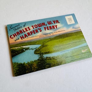 Carpeta vintage de recuerdo de lino de Charles Town, Virginia Occidental y Harper's Ferry, década de 1940 aproximadamente, 9 páginas desplegables, 18 imágenes, material de viaje de Virginia Occidental