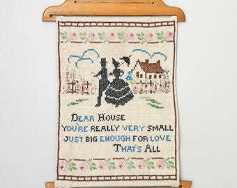 Tapiz antiguo "Casa pequeña" con marco de madera, de los años 30-40.