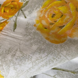 Vintage stof 45 x 56 met goudgeel en oranje bloemmotief/circa 1950-60s/Mid Century stof/vintage naaien afbeelding 5