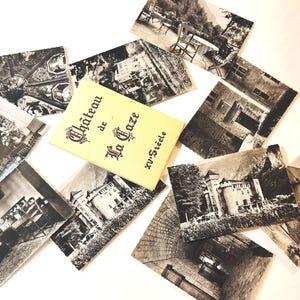 Könnte beinhalten: Eine Sammlung von Vintage-Postkarten in Schwarzweiß und ein kleines Büchlein. Die Postkarten zeigen verschiedene architektonische Szenen, darunter Gebäude und Landschaften. Das Büchlein trägt den Titel "Château de la Caze" und stammt aus dem 15. Jahrhundert.