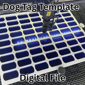 Puede incluir: Una plantilla rectangular blanca con múltiples formas de chapas para perros azules está siendo procesada por un cortador láser. El texto "Dog Tag Template" y "Digital File" se muestra en la imagen. El láser está enfocado en las chapas azules.