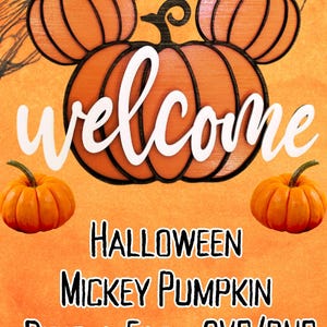 Może przedstawiać: Plik cyfrowy z projektem halloweenowej dyni w kształcie Mickey Mouse'a. Projekt przedstawia dynię w kształcie głowy Mickey Mouse'a z napisem "welcome" białymi literami. Projekt idealnie nadaje się do rękodzieła i dekoracji na Halloween.