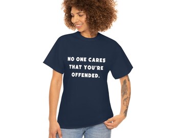 Camiseta ofendida, a nadie le importa, estoy ofendida, sentido del humor deformado, sarcasmo, no me importa, camiseta gráfica, sarcástico, divertido