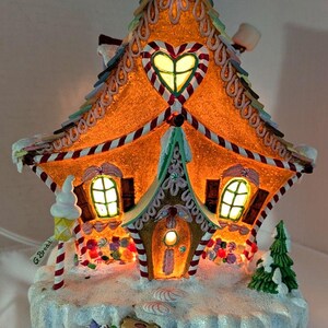 DANBURY MINT Casa de jengibre de cerámica con luces navideñas