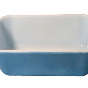 Op de afbeelding: Een rechthoekige keramische ovenschaal met een lichtblauwe buitenkant en een witte binnenkant. De schaal heeft afgeronde hoeken en een gladde, glanzende afwerking. Ideaal voor het bakken van ovenschotels of desserts.