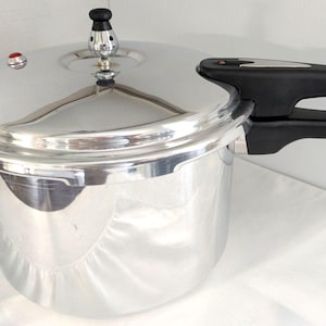 Puede incluir: Un juego de tres tazas de cerámica con un acabado mate moteado. Cada taza presenta un color diferente: azul claro, crema y gris. Las tazas tienen un diseño simple y moderno y un asa cómoda.