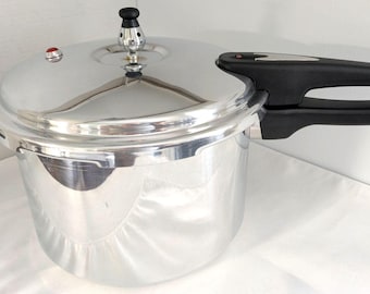 Olla a presión vintage Mirro-Matic de 8 cuartos, modelo 92180, fabricada en EE. UU., de aluminio pulido.
