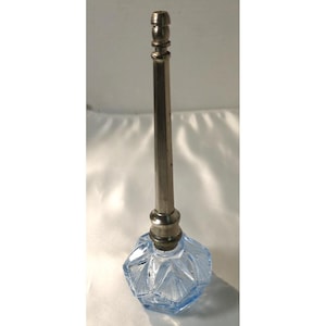 Flacone antico per profumo in vetro azzurro chiaro con spruzzatore per acqua di rose e tubo metallico