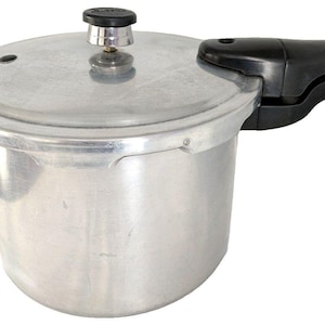 Puede incluir: Una olla a presión de aluminio de color plateado con una tapa circular, un pomo central negro y dos asas negras. El cuerpo principal es cilíndrico con una base plana y la tapa cuenta con un mecanismo de bloqueo que se fija a las asas.