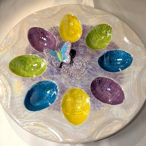 Centre de papillons en céramique d&#39;assiette à oeufs à la diable avec support pastel, présentoir d&#39;oeufs de Pâques