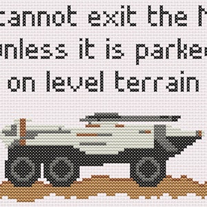 Pode incluir: Um veículo Mako branco e cinza com rodas pretas está estacionado em uma superfície marrom. O texto "you cannot exit the Mako unless it is parked on level terrain" está escrito em preto acima do veículo.