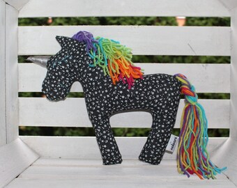 Peluche de unicornio negro con melena arcoíris, hecho a mano