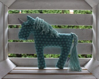 Peluche de unicornio color menta con melena y cola de hilo, hecho a mano