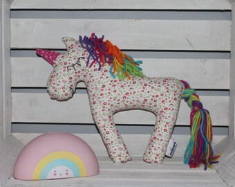 Peluche de unicornio blanco con melena arcoíris, hecho a mano