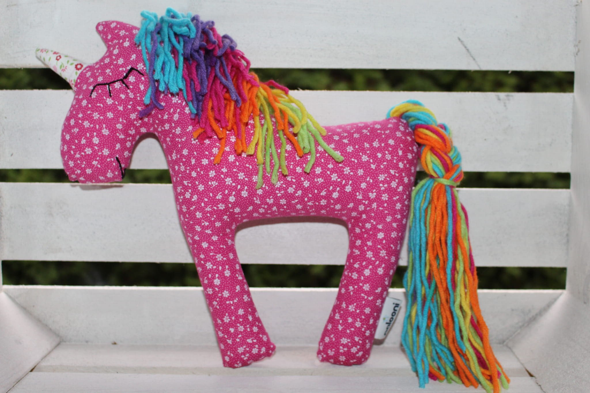 Peluche de unicornio rosa con melena arcoíris, hecho a mano