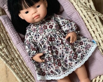 Vestido de manga larga con encaje floral para muñecas Miniland 38 cm