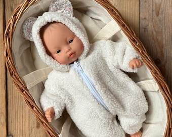 Pelele de invierno osito para muñeca Miniland 32 cm con barriga blandita, color crema, con orejas de flores