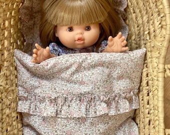 Minikane, Miniland, Paola Reina ropa de cama para cuna y cochecito con flores pastel y volantes /Ropa de cama para muñeca para cuna y cochecito