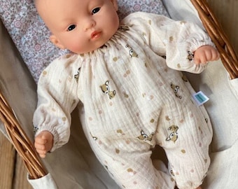Pijama para muñeca Miniland 32 con barriga blandita de muselina color crema con ciervo