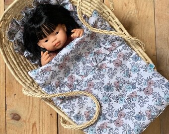 Minikane, Miniland, Paola Reina ropa de cama para cuna y cochecito - blanco con flores y volantes /Ropa de cama para muñeca para cuna y cochecito