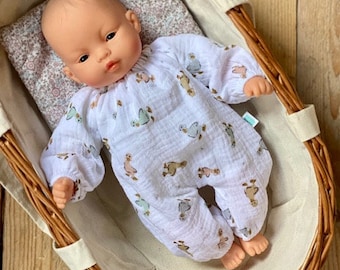 Pijama para muñeca Miniland 32 con blandita barriga confeccionado en muselina blanca con patos