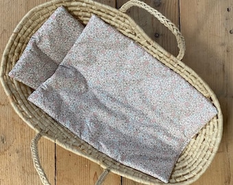 Minikane, Miniland, Paola Reina ropa de cama para cuna y cochecito - con flores pequeñas / Ropa de cama para muñeca para cuna y cochecito