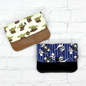 Cartera pequeña de tela con detalles de piel sintética, Jack Skellington y Zero, Baby Yoda, tres bolsillos para identificación, tarjetero y monedero con cremallera