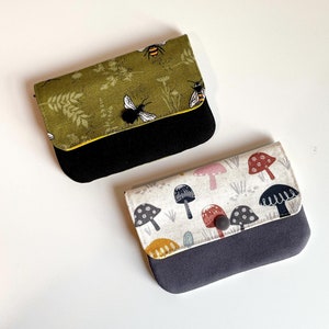 Cartera pequeña de lona de algodón con estampado verde con abejas o hongos coloridos, billetera minimalista con cremallera para mujer, tarjetero de tres bolsillos para llevar