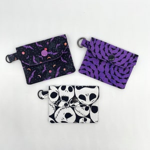 Cartera pequeña de mujer con murciélagos, negra o morada. Tarjetero de bolsillo con diseño minimalista de esqueleto de Halloween, funda para tarjetas de crédito o DNI. Estuche con llavero.