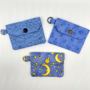 Cartera pequeña para mujer en tela con estampado de estrellas y lunas azules, tarjetero, portadocumentos minimalista para llevar y llevar, regalo para maestra por 10 dólares