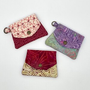 Minicartera de mujer con 3 bolsillos, tarjetero minimalista, portadocumentos en batik burdeos, batik morado o flores de cerezo, tarjetero pequeño