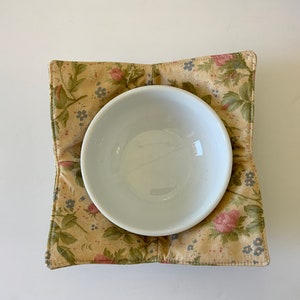 single bowl cozy, padded microwave bowl holder, floral fabric bowl cozy, reversible bowl cozy, microwave bowl holder