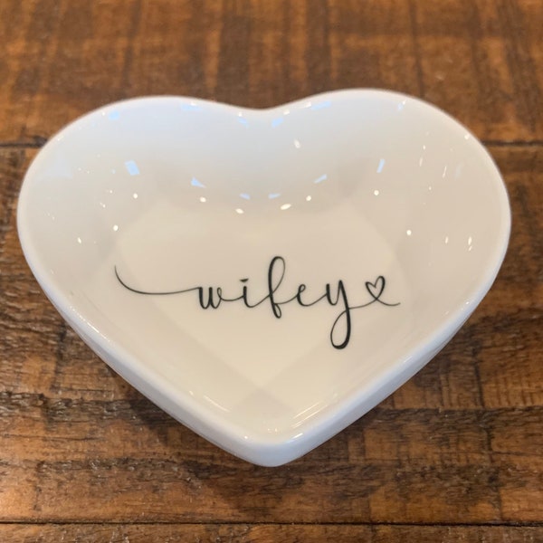 Personalized heart jewelry dish. Anniversary gift, bridesmaid gift, mom gift, Wedding favor, special occasion gifts for her, trinket gift,
