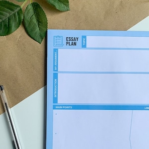 K&ouml;nnte beinhalten: Ein blauer und wei&szlig;er Essay-Planer mit den Worten "Essay Plan" und "Topic" darauf gedruckt. Der Planer ist in Abschnitte f&uuml;r "My Argument", "Introduction", "Main Points", "Conclusion" und "Line of Argument" unterteilt.