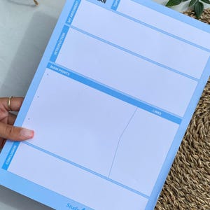 K&ouml;nnte beinhalten: Eine blaue und wei&szlig;e Essay-Planvorlage mit den Worten "Essay-Plan" und "Thema" oben. Die Vorlage ist in Abschnitte f&uuml;r "Mein Argument", "Einleitung", "Hauptpunkte", "Links" und "Schlussfolgerung" unterteilt.