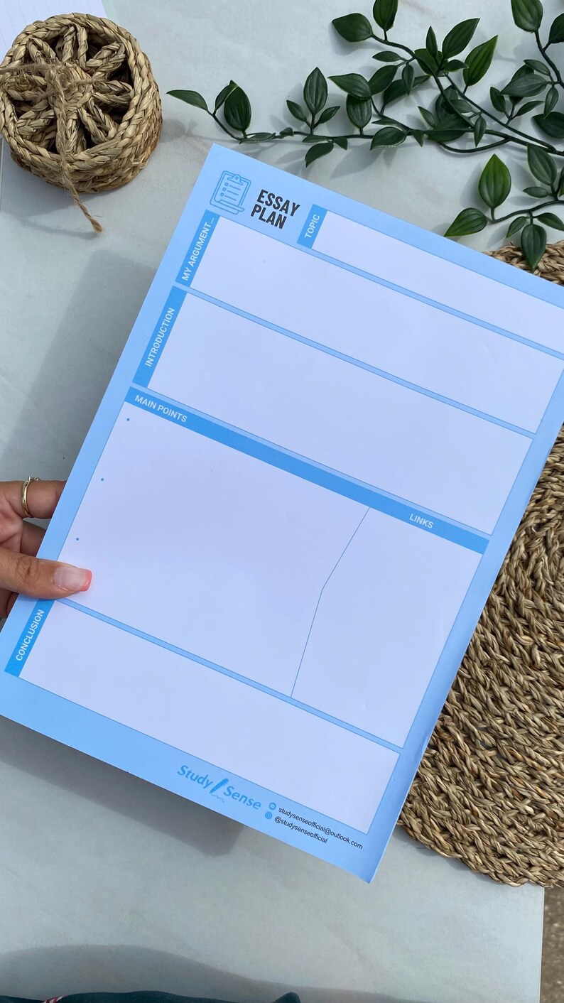K&ouml;nnte beinhalten: Eine blaue und wei&szlig;e Essay-Planvorlage mit den Worten "Essay-Plan" und "Thema" oben. Die Vorlage ist in Abschnitte f&uuml;r "Mein Argument", "Einleitung", "Hauptpunkte", "Links" und "Schlussfolgerung" unterteilt.