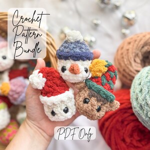 Pode incluir: Pacote de padrões de crochê para um boneco de neve, Papai Noel e uma rena. O padrão está disponível apenas como download em PDF. A imagem mostra os brinquedos de crochê acabados.