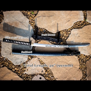 Puede incluir: Una espada katana con empu&ntilde;adura negra, una hoja de 737 mm y una vaina. La longitud total es de 991 mm. La empu&ntilde;adura mide 273 mm. Incluye un soporte de escritorio. Hoja de 29 pulgadas.