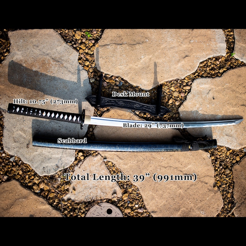 Puede incluir: Una espada katana con empu&ntilde;adura negra, una hoja de 737 mm y una vaina. La longitud total es de 991 mm. La empu&ntilde;adura mide 273 mm. Incluye un soporte de escritorio. Hoja de 29 pulgadas.