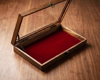 Vitrina de madera artesanal con tapa de cristal y forro de terciopelo rojo. Amplia caja expositora para joyas, medallas y objetos de colección. Elegante vitrina con herrajes de latón.