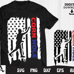 以下が含まれることがあります： アメリカの旗の前にコーンホールをしている人の白いシルエットが描かれた黒いTシャツ。右側に「CORN HOLE」という文字が赤と青で縦書きされている。