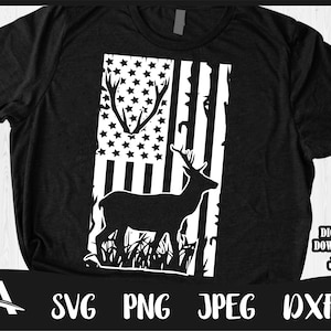 Op de afbeelding: Een zwart T-shirt met een wit silhouet van een hert dat voor een Amerikaanse vlag staat.