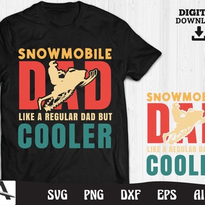 Puede incluir: Camiseta negra con un diseño gráfico blanco y rojo que dice "Snowmobile Dad Like a Regular Dad But Cooler". El gráfico incluye una silueta de una persona conduciendo una moto de nieve.