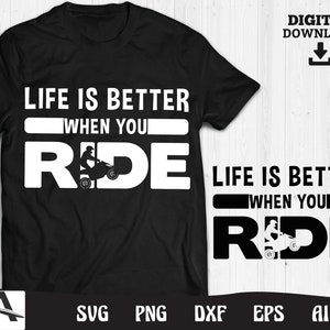Op de afbeelding: Zwart-wit grafisch ontwerp met de tekst "Life is better when you ride" en een silhouet van een persoon die een ATV rijdt.