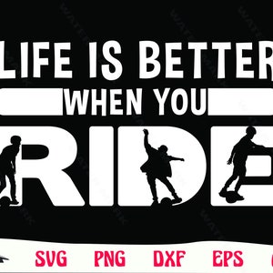 Könnte beinhalten: Schwarzweißes Grafikdesign mit dem Text "Life is better when you ride". Zwei Silhouetten von Personen, die Skateboard fahren, sind abgebildet.