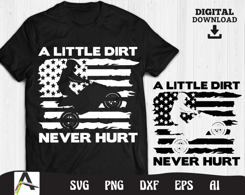 K&ouml;nnte beinhalten: Ein schwarzes T-Shirt mit einem wei&szlig;en Grafikdesign eines Quads, das &uuml;ber eine abgenutzte amerikanische Flagge f&auml;hrt. Der Text "A Little Dirt Never Hurt" ist in Wei&szlig; auf das Shirt gedruckt.