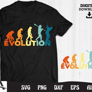 Könnte beinhalten: Ein schwarzes T-Shirt mit einer Grafik, die die Evolution einer Strichmännchenfigur vom Höhlenmenschen zum Golfer zeigt. Die Grafik ist in Regenbogenfarben gehalten und der Text "EVOLUTION" befindet sich unter den Figuren.