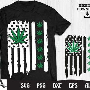 Könnte beinhalten: Ein schwarzes T-Shirt mit einem weißen und grünen, abgenutzten Design einer amerikanischen Flagge mit einem Marihuana-Blatt. Die Flagge hat Sterne und Streifen mit einem großen Marihuana-Blatt in der oberen linken Ecke und kleineren Marihuana-Blättern auf der rechten Seite.